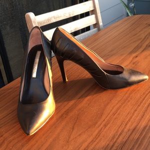 Audrey Brooke Black pump heels w/leather detail